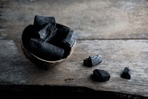 Desentrañando los beneficios del carbón activado vegetal en la decoloración de vinos y mostos: una alternativa superior al carbón mineral